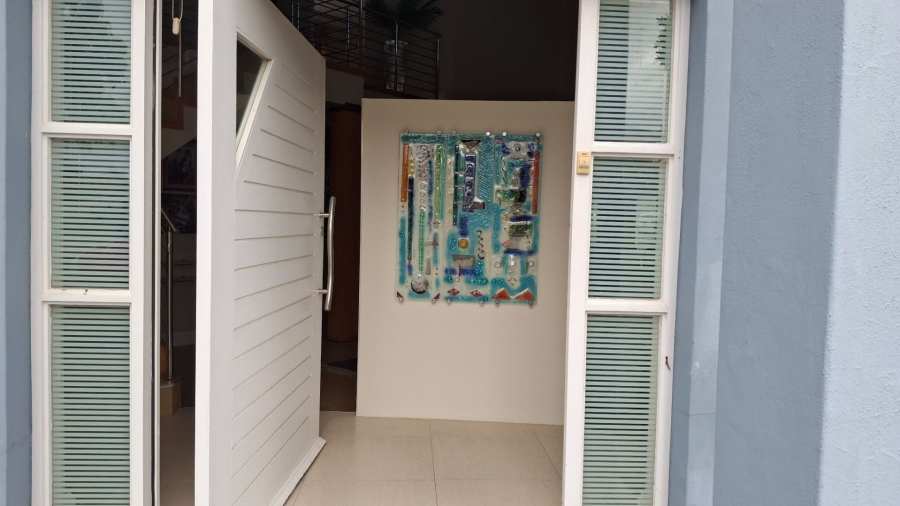 3 Bedroom Property for Sale in Boggomsbaai Western Cape